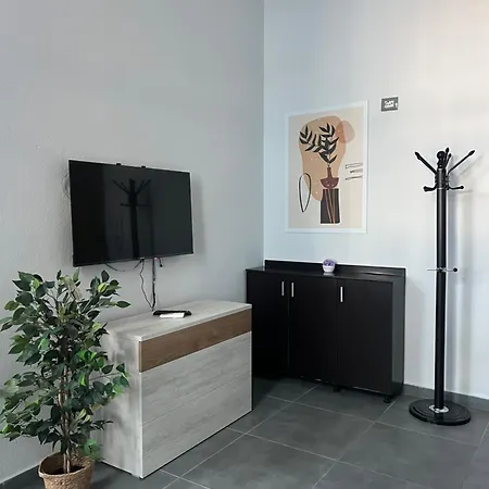 83 Тирана