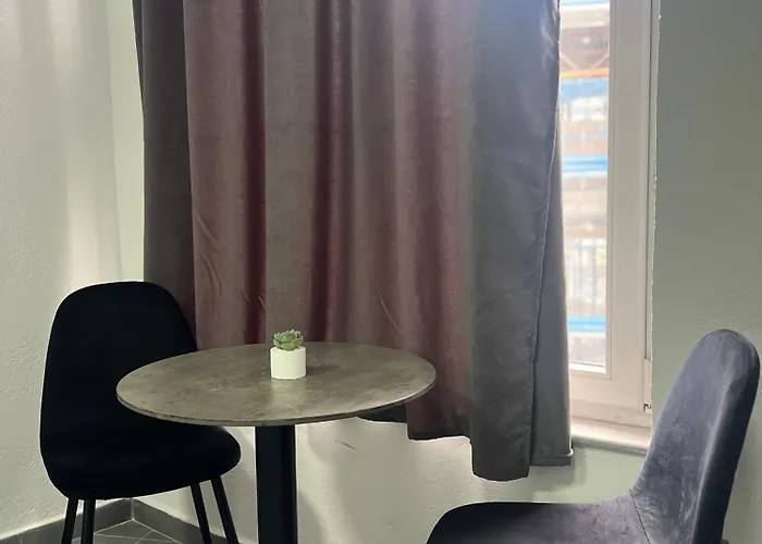 83 شقة تيرانا